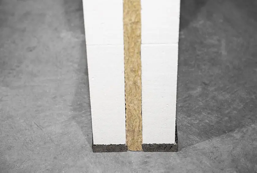 Is de tussenvoeging van een akoestische muurstrook onder wanden uit gipsblokken echt nuttig? - Une bande acoustique sous les murs en blocs de plâtre est-elle vraiment utile ?