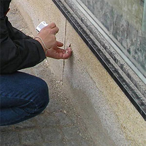 Afb. 31. Afschilfering van een ondermuur uit graniet tengevolge van een gecombineerde werking van vorst en dooizouten