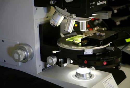 Optische microscoop die gebruikt wordt voor de analyse van slijpplaatjes.